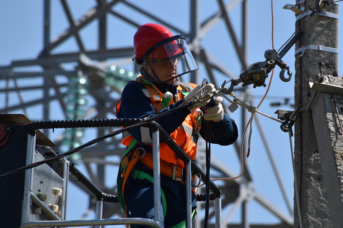 Electricista trabajando en instalación